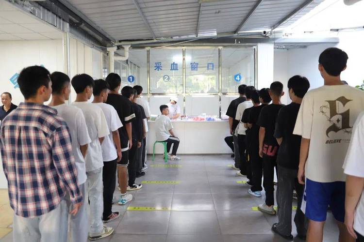 军校体检视力表排队现场