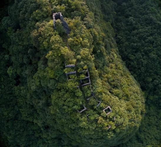 湖北南漳青龙寨山顶古石墙远眺