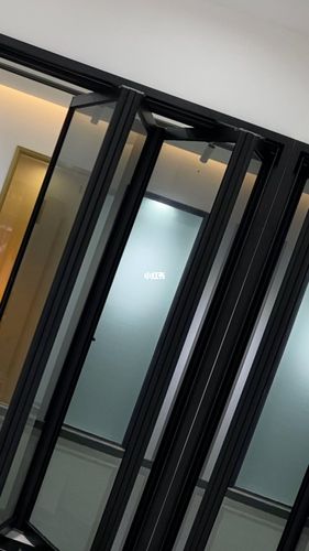 黑色窄框玻璃折叠门餐厅隔断实景