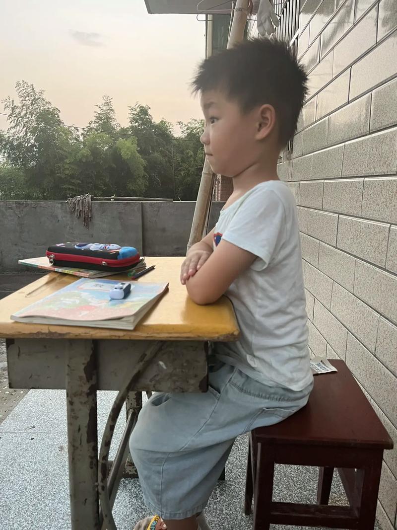 小学生在课后服务时间无聊地坐着
