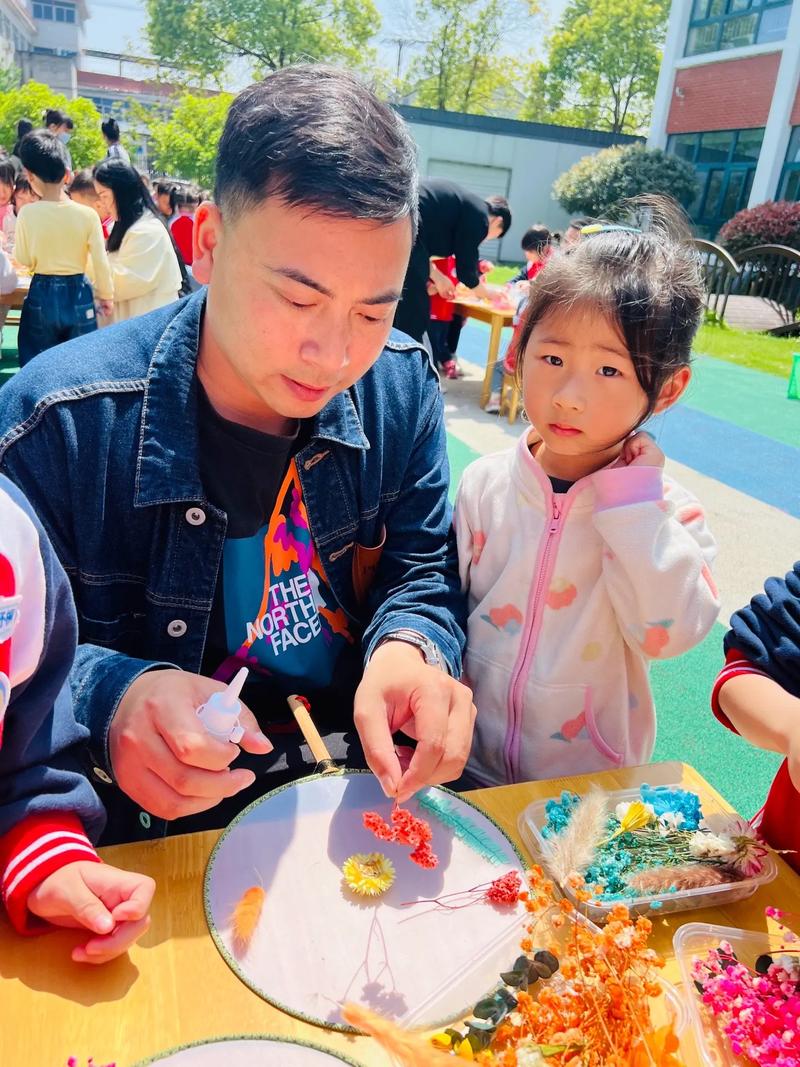 家长和特殊需求儿童一起做手工活动温馨画面