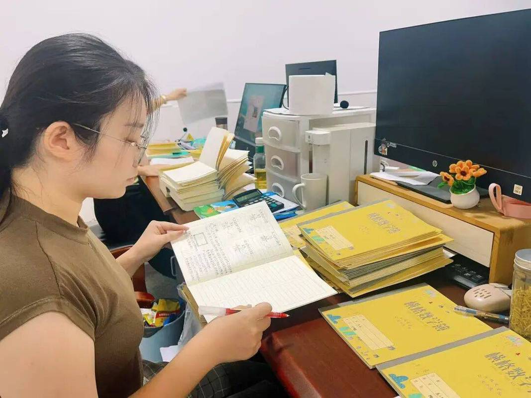 中学教师办公室加班改作业桌面场景