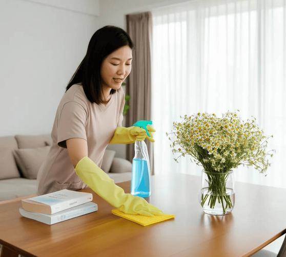 新手妈妈居家过度消毒场景实拍