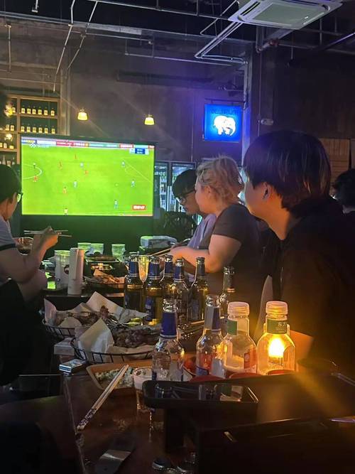 南京社区球迷酒吧大堂播放体育赛事直播的实拍场景