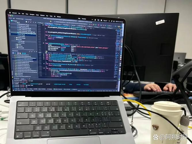 职场人学习Python编程的深夜电脑屏幕