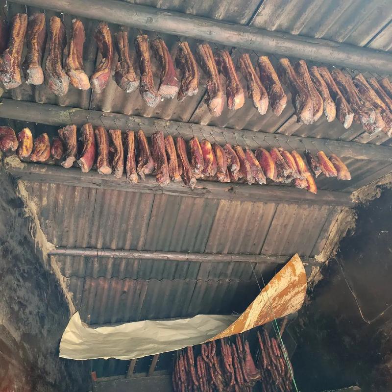 南漳太坪村村民家晒的秋粮与土腊肉