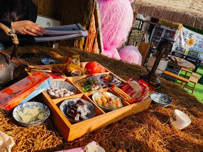 春末桃林边草地上的原木野餐篮装着温热的杂粮饭团