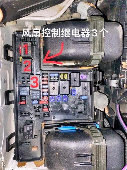 汽车机舱电子风扇插头位置图