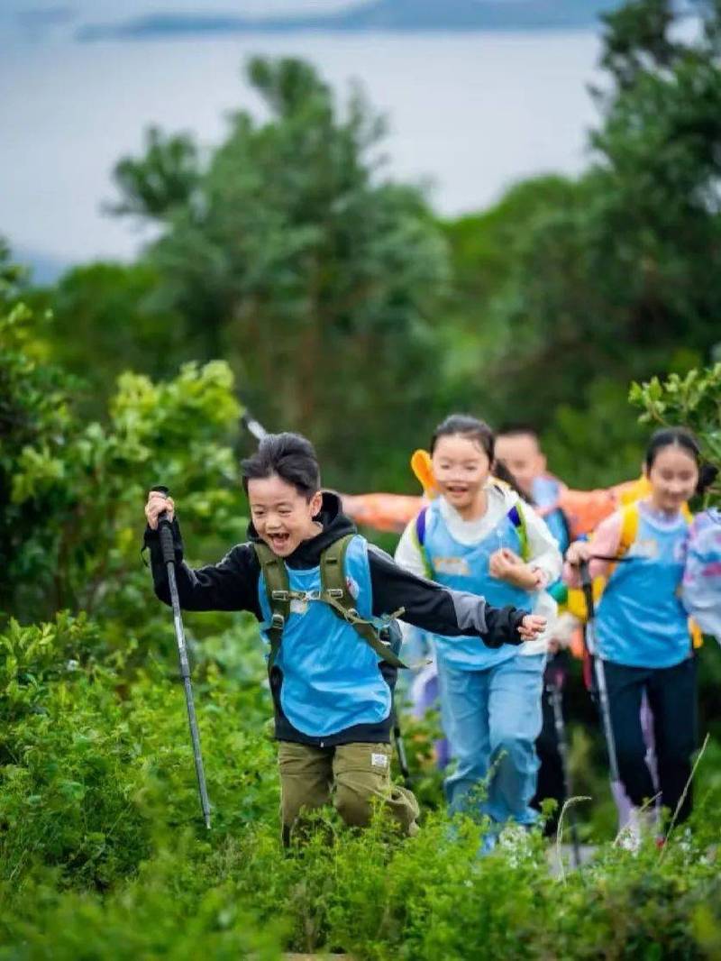 孩子在山林里一边徒步一边玩寻宝游戏