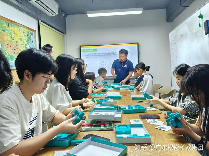 深圳湾科技园孵化器内部，团队讨论机器视觉算法