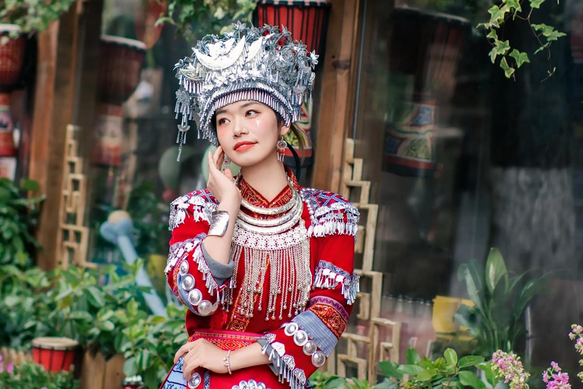 黔灵山弘福寺门口穿苗绣马甲的女子