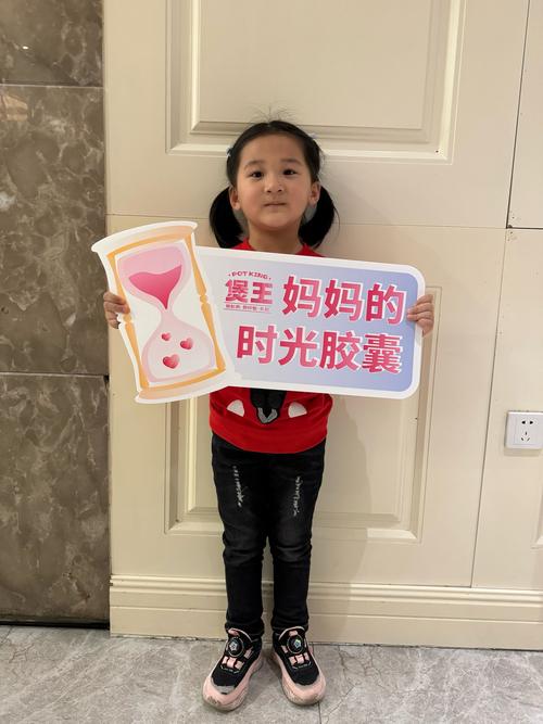 妈妈在冰箱贴上写下宝宝体检提醒日期的特写镜头
