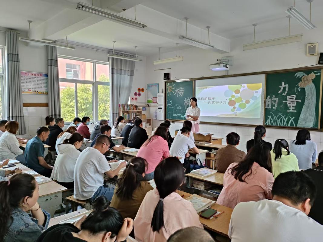 小学教室里家长们坐在矮凳上参加家长会神情疲惫