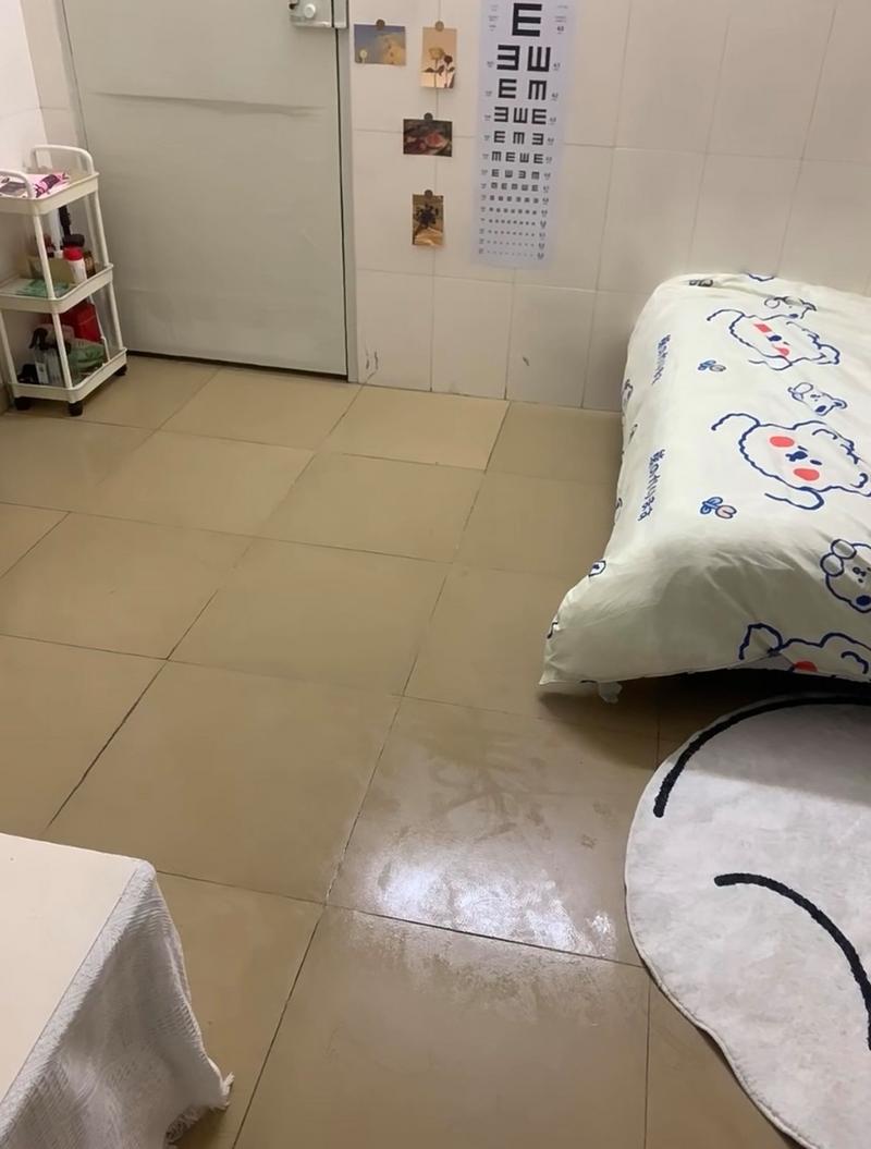 回南天凝水的广州老出租屋墙面