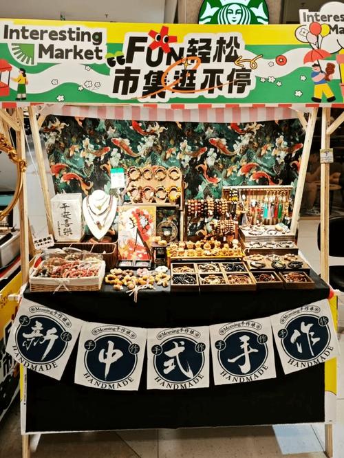 小区便民市集手工食品摊位的包装贴纸特写