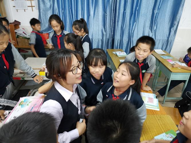 小学课间班主任和学生围坐在教室地板上聊书的松弛场景