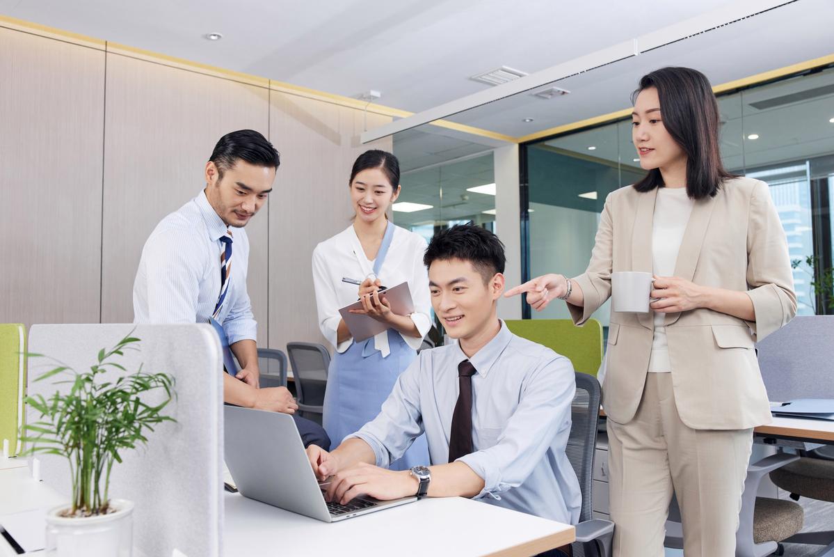面试结束后候选人整理桌面的办公场景