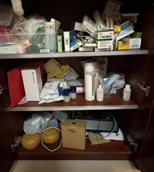 混放药品的混乱居家抽屉实拍