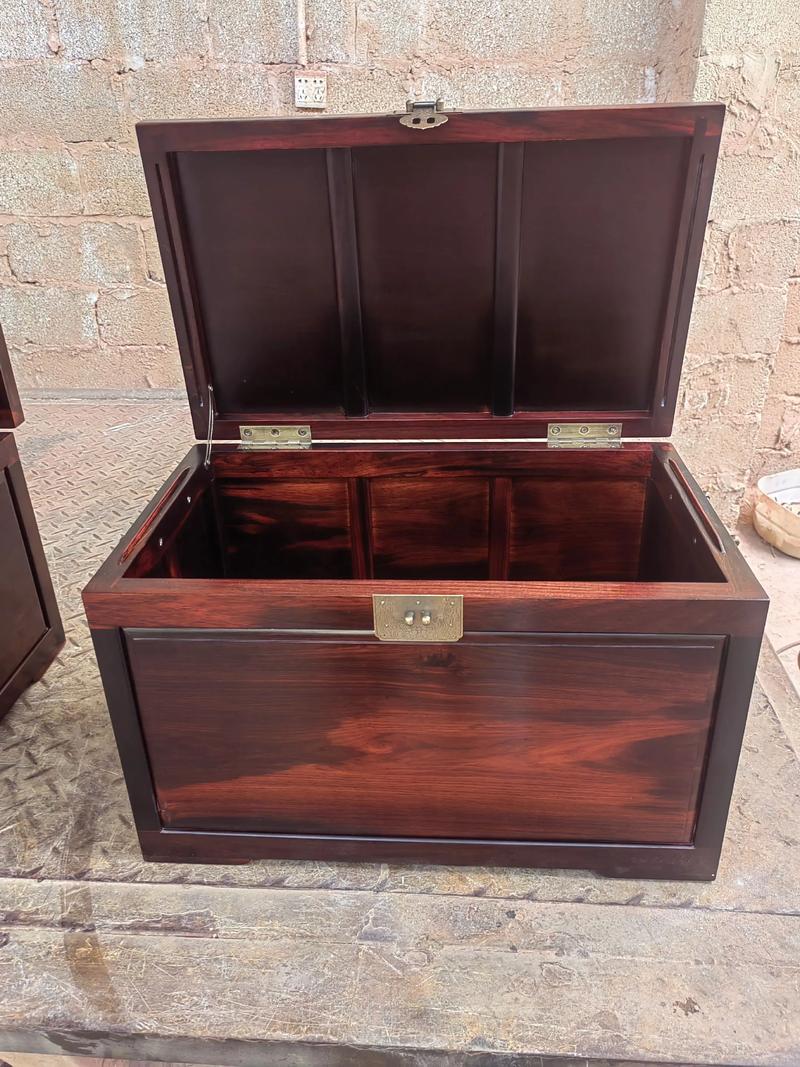 婚庆用品店实木红箱子材质细节对比