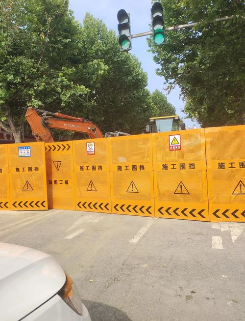 沿街商铺因市政施工围挡封闭现场