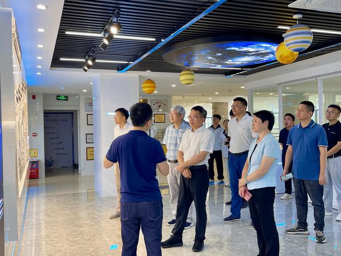 产学研对接会人员握手合影