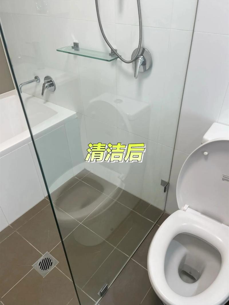 浴室角落霉斑清洁前后对比图