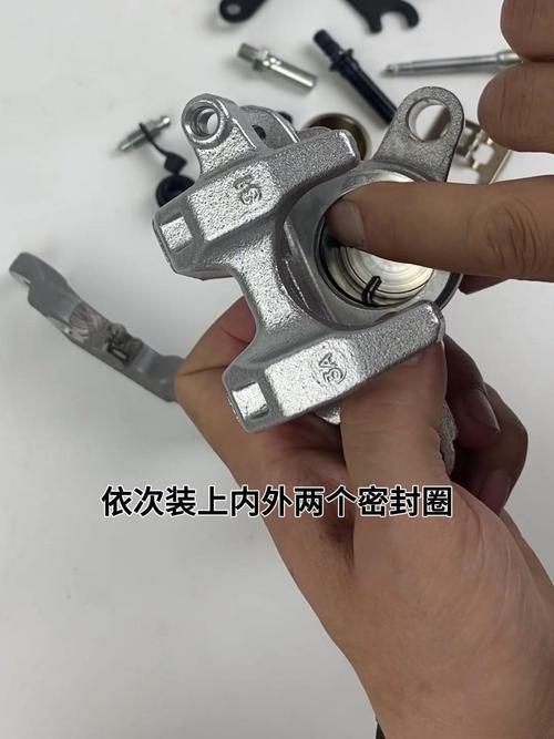 维修店安装刹车总泵活塞密封圈操作实拍