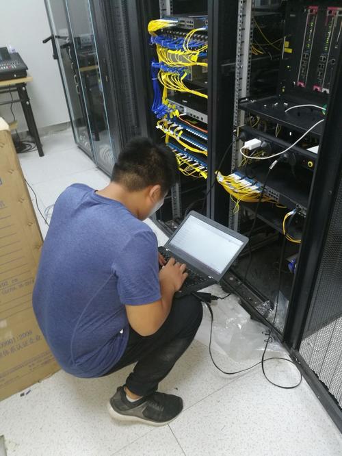 工程师正在调试OPC UA网关的现场照片
