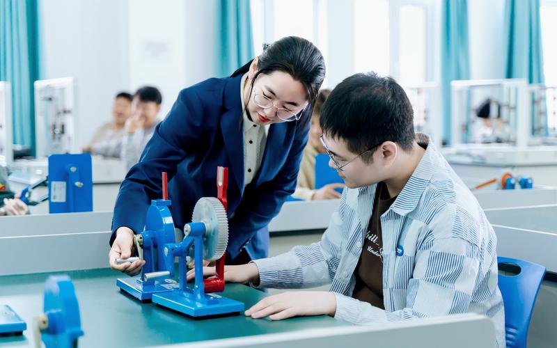 院校校企共建智能制造实验室学生实操场景