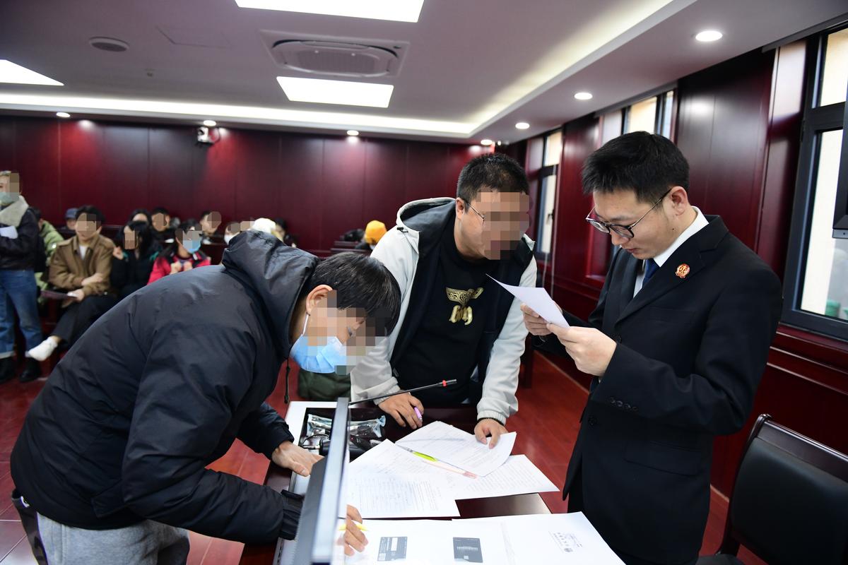员工追讨双倍工资的劳动仲裁现场照片