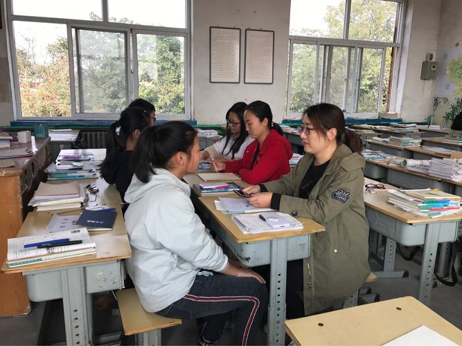 小学班主任课间和学生围坐聊天场景