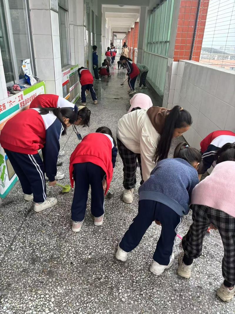 小学走廊学生值日扫地实拍场景