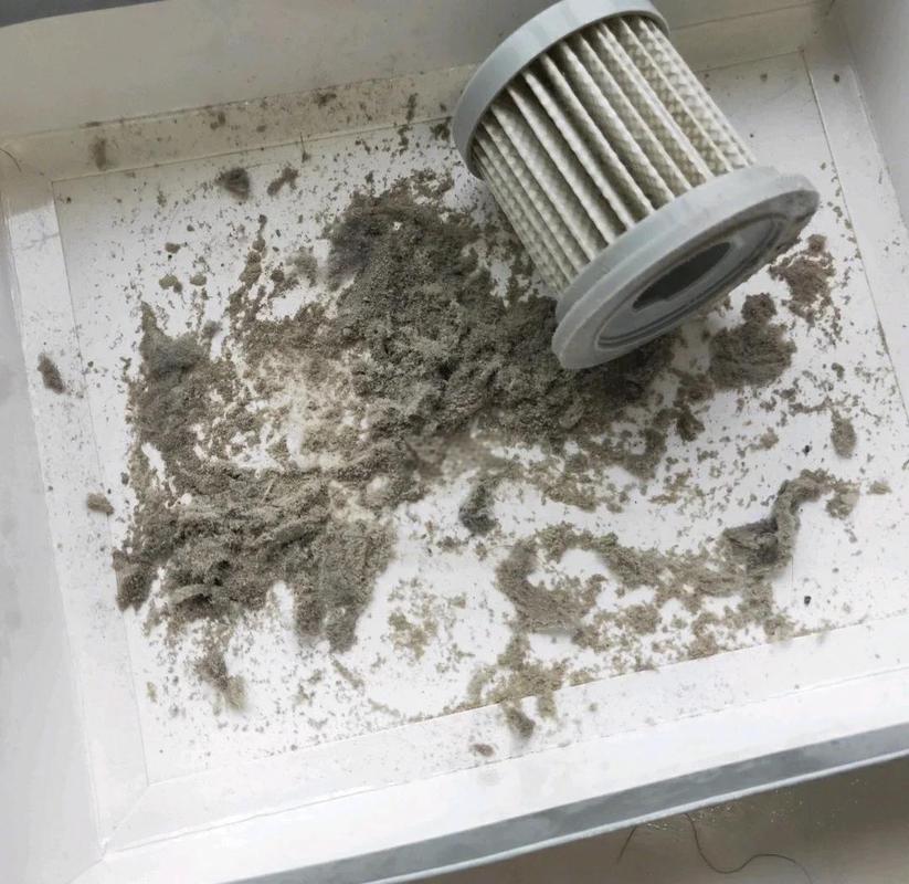 使用吸尘器清除被子表面灰尘和螨虫
