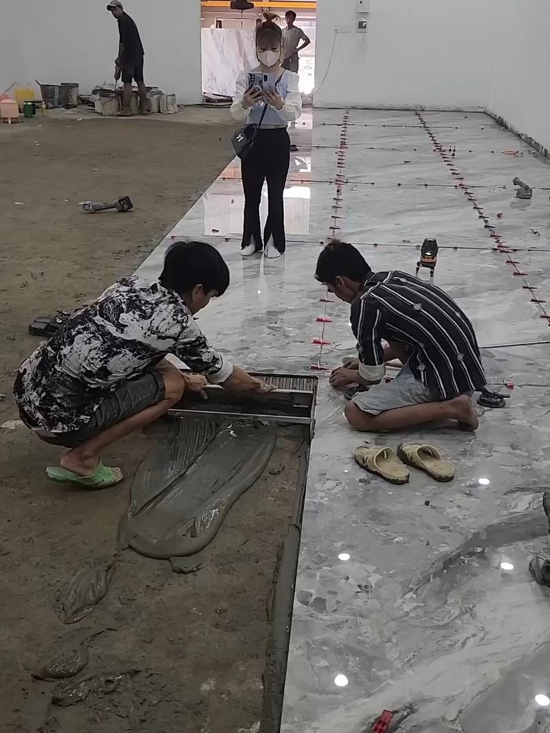 装修师傅正在滚涂地固的施工现场
