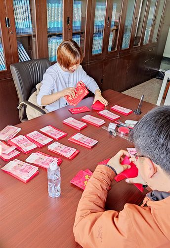汽车制造车间开工第一天工人领新年红包
