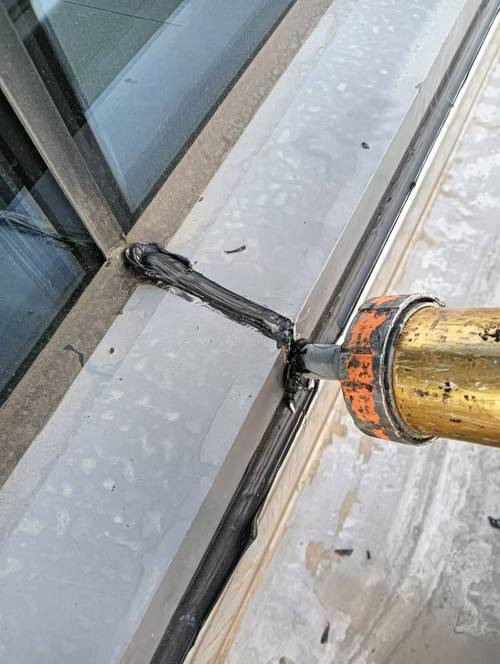 门窗框墙体缝隙打耐候胶施工现场图