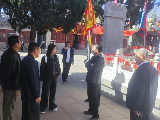 文旅局文保工作人员现场核查乡村文保标识