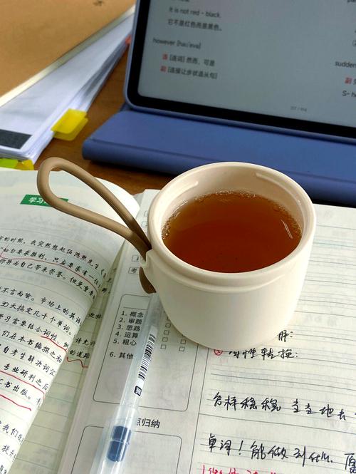 高中生书桌堆着皱试卷和半凉的奶茶