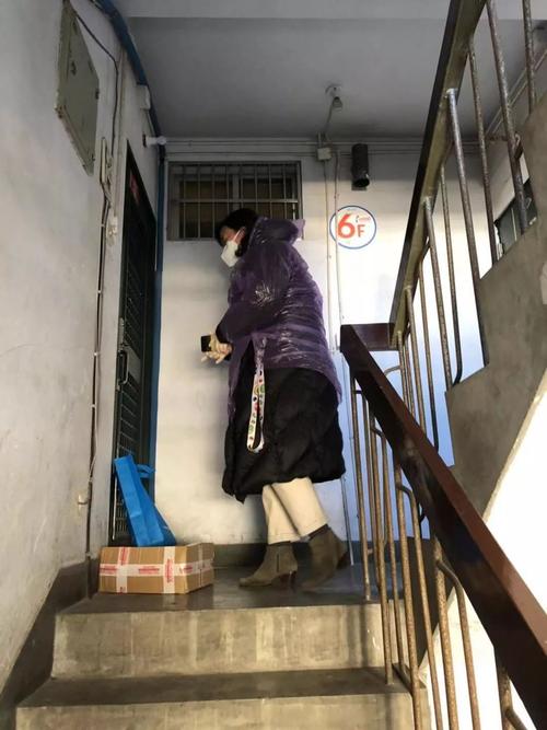 腿脚不便老人小区楼梯口取快递实景图