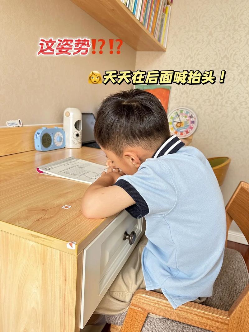 孩子趴桌上慢吞吞写作业，大人焦虑看表