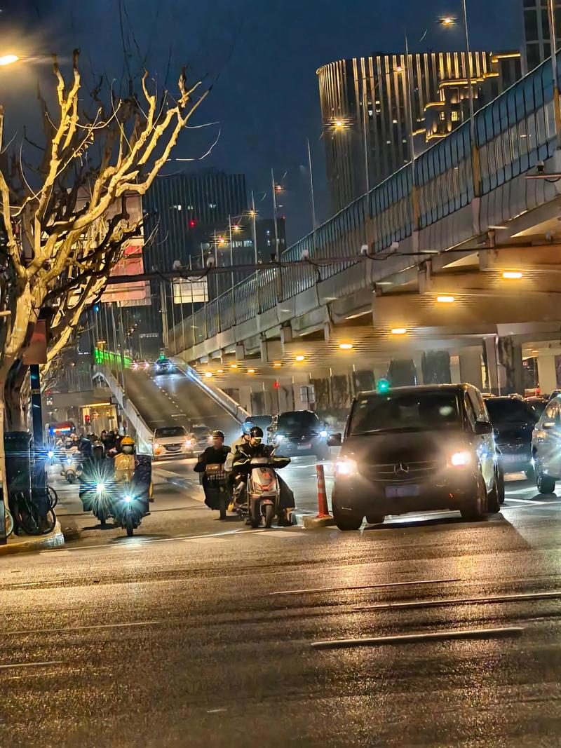 夜幕下外卖骑手在老旧小区楼栋间穿梭