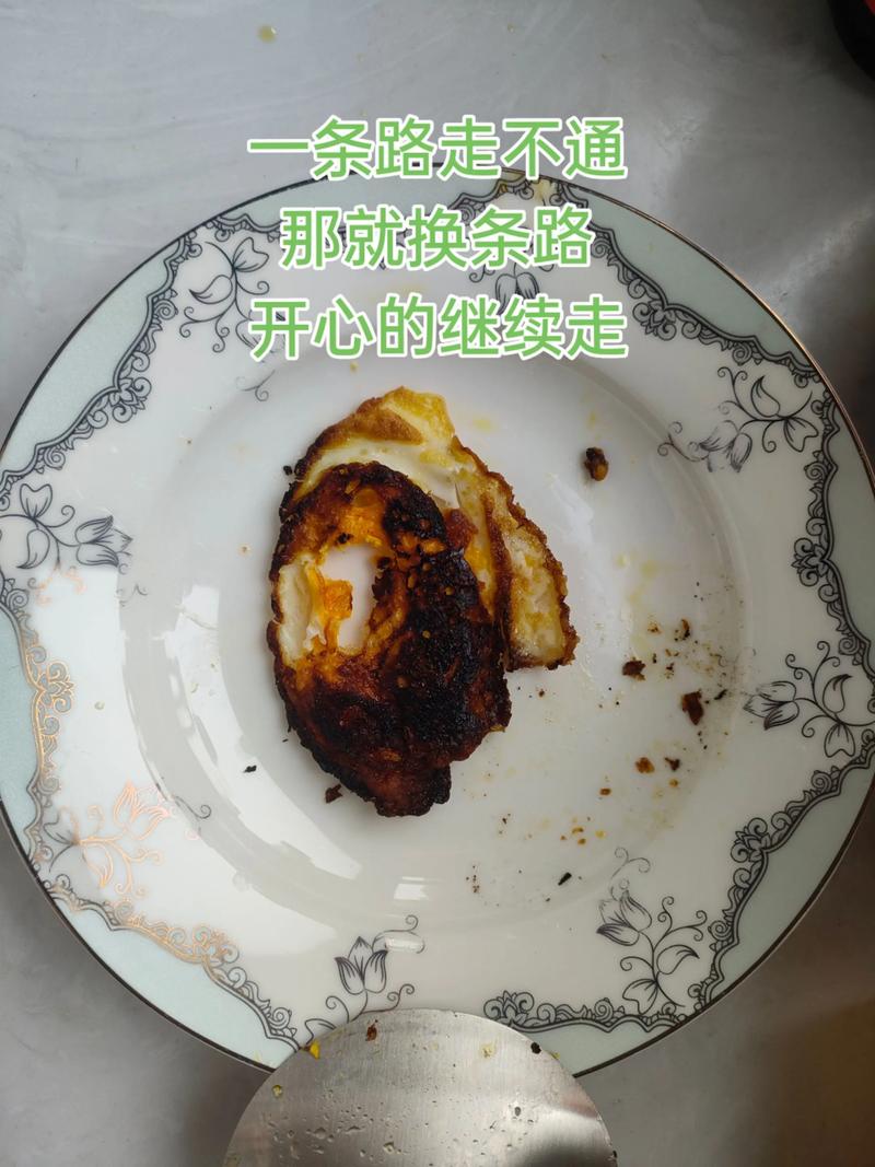 九岁孩子独自在厨房尝试做简单的早餐,煎蛋糊了