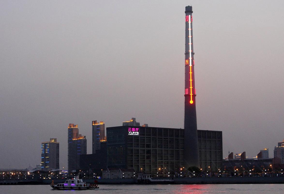 上海当代艺术博物馆大烟囱温度计夜景