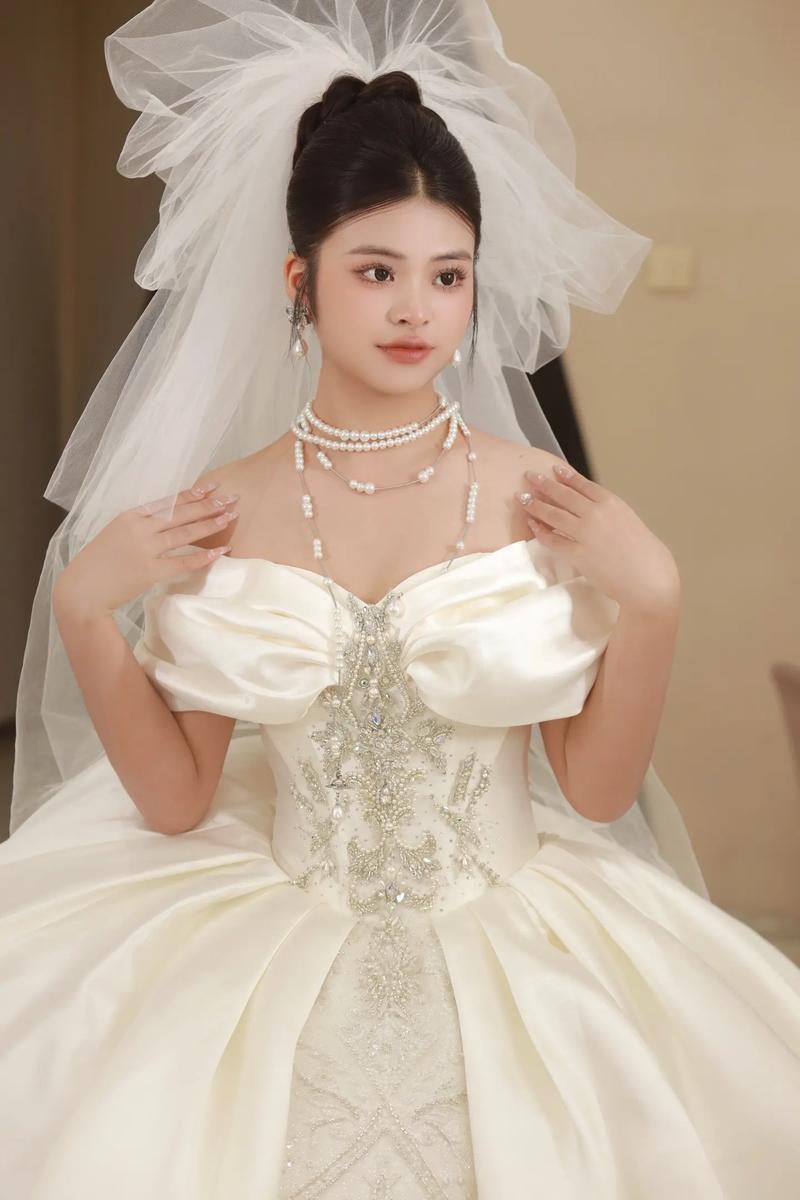 婚礼现场新娘穿一字肩婚纱开心大笑
