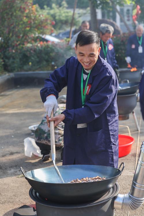 石台农家老灶上炒香榧的铁锅
