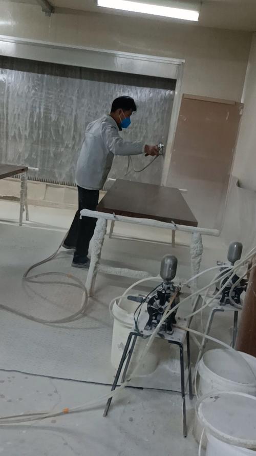 木器漆施工打磨除尘现场操作