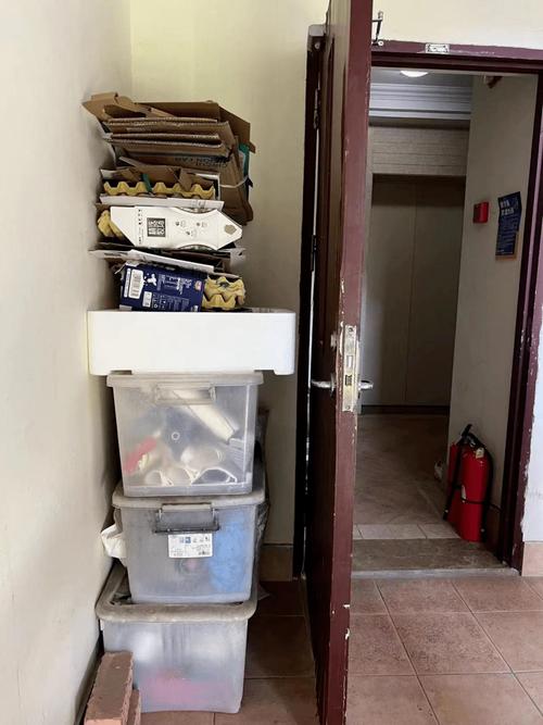 老破小出租屋堆满闲置收纳盒的门口