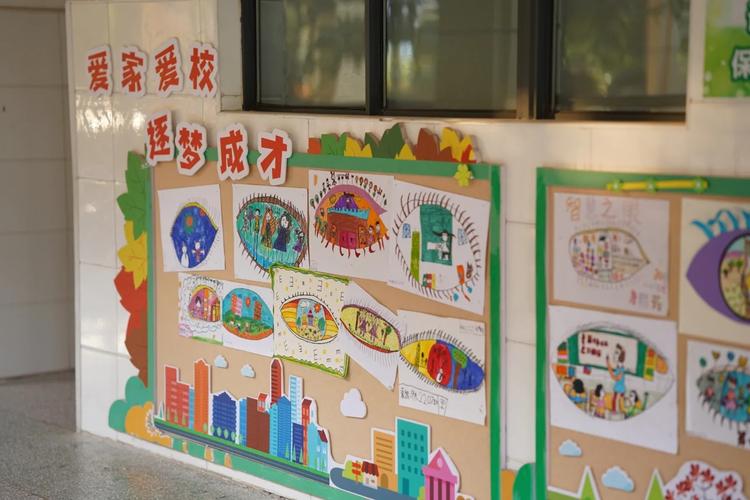 山区小学楼道学生自由贴作品软木板场景图