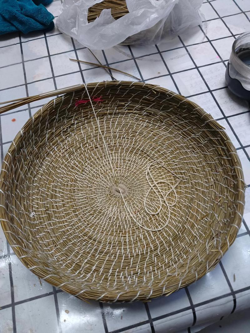 松针手工编织篮子特写