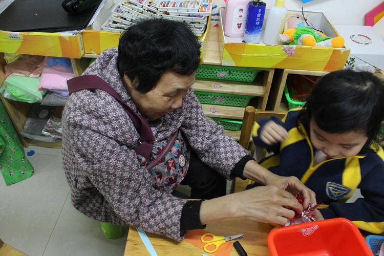 工业企业职工托管中心内阿姨辅导孩子做手工